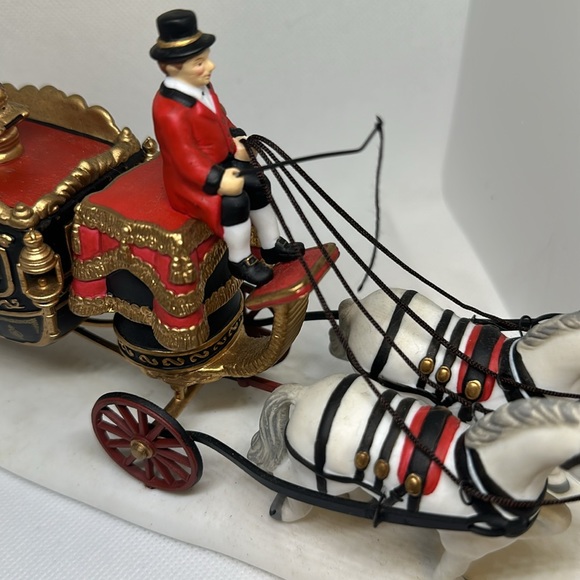 Retired Dickens Village Queen’s Parliamentary Coach - Picture 9 of 12